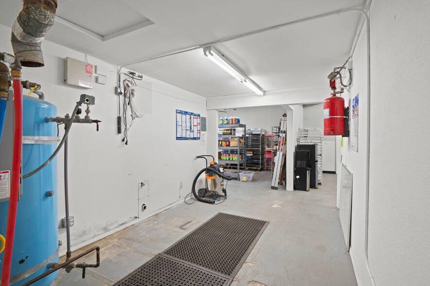 More Photos Of 2810 E Spencer Lake Rd, Shelton General Retail For Sale