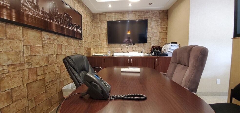 More Photos Of 40 Willis Ave, Syosset Warehouse For Lease