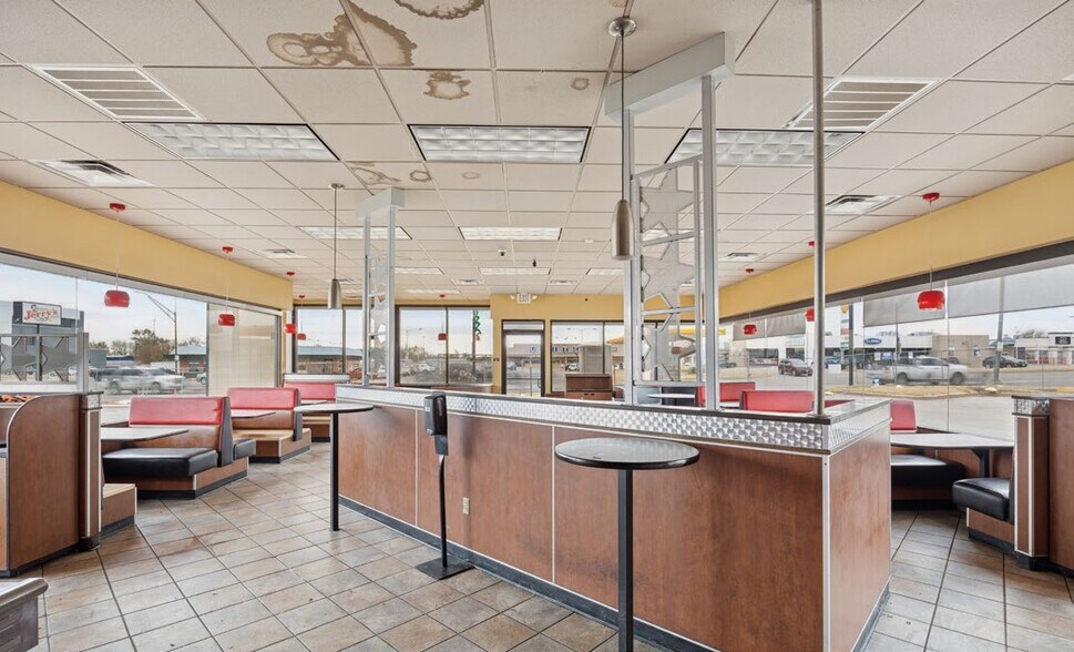 More Photos Of 925 E Main St, Weatherford Fast Food For Lease