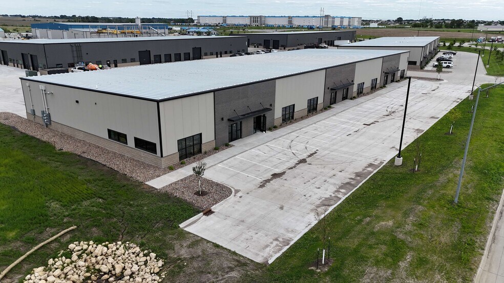 More Photos Of 2151 Shiloh Rose Pkwy SW, Bondurant Flex For Lease