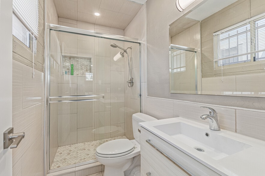 More Photos Of 8545 N Black Canyon Hwy, Phoenix Medical For Sale