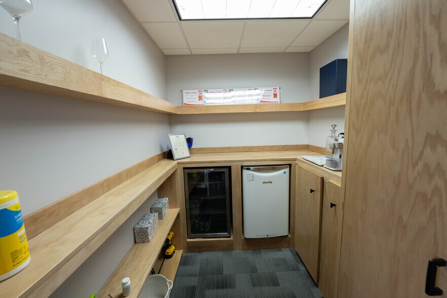 More Photos Of 69 N Gore Ave, Webster Groves Manufacturing For Sale