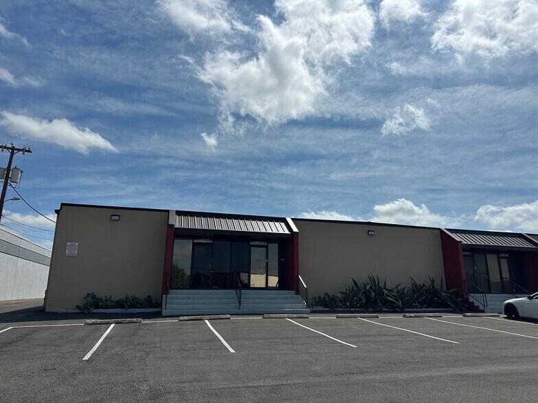 More Photos Of 10800-10812 Hillpoint Dr, San Antonio Unknown For Lease