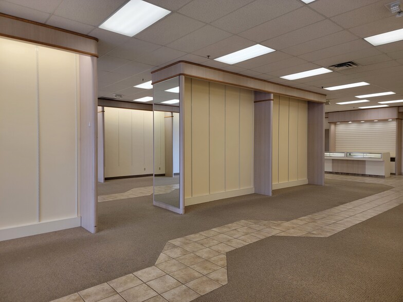 More Photos Of 61600-61690 Southgate Rd, Cambridge Unknown For Lease