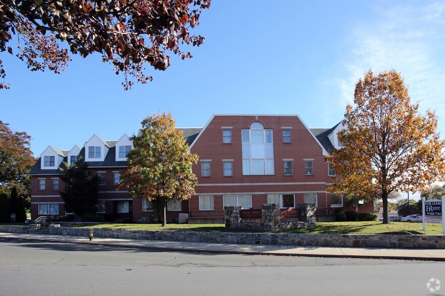 More Photos Of 3180 Main St, Bridgeport Medical For Lease