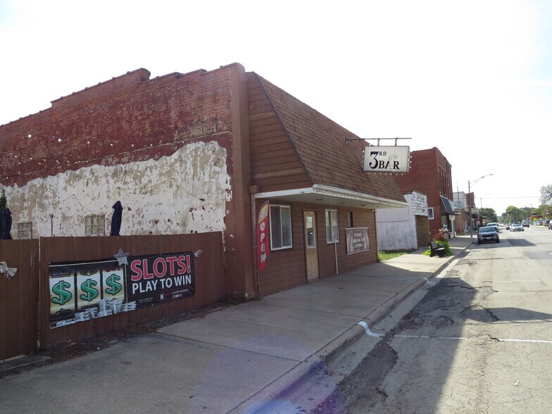 More Photos Of 316 N Main St, Seneca Bar For Sale