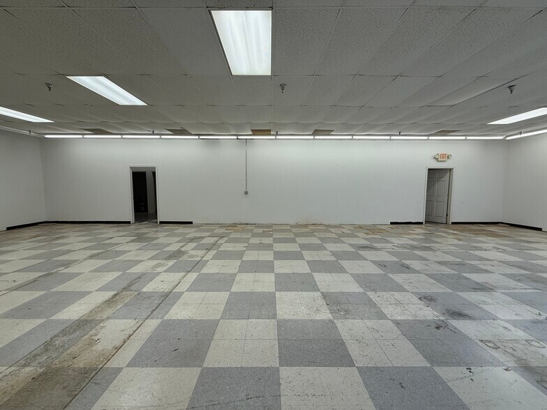 More Photos Of 808-810 N Monroe St, Waterloo Freestanding For Lease