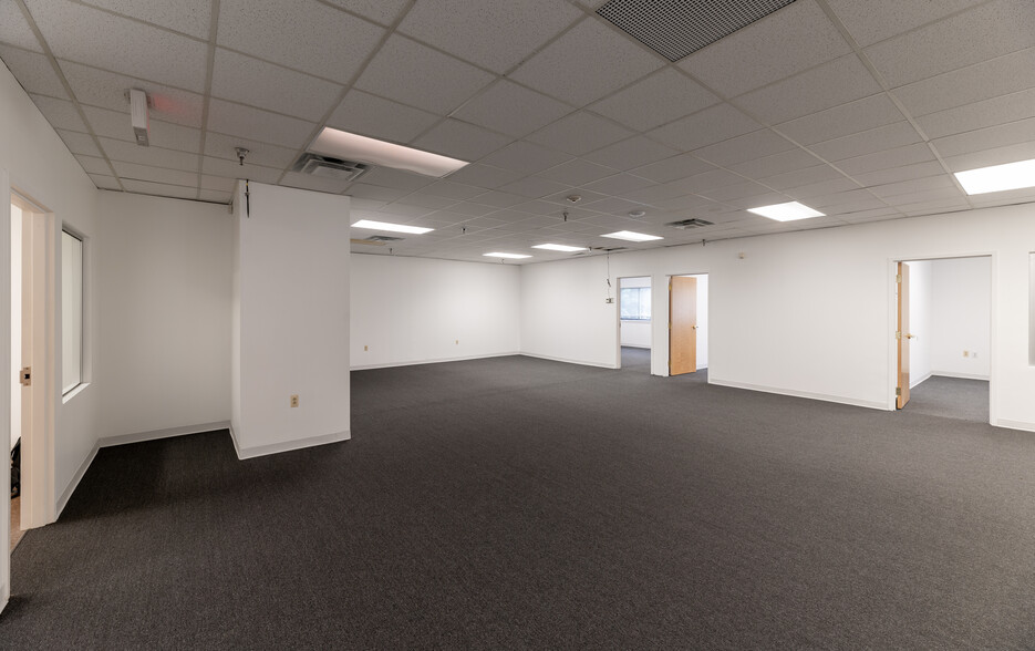 More Photos Of 40 Ramland Rd, Orangeburg Office For Lease