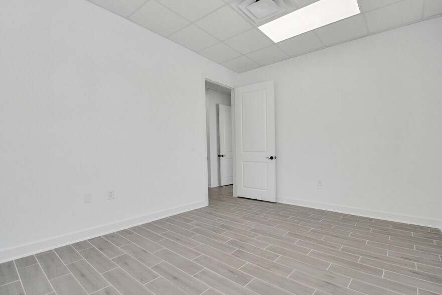 More Photos Of 12425 W Airport Blvd, Sugar Land Flex For Sale