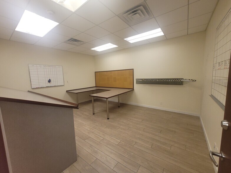 More Photos Of 3731 58th St, Woodside Warehouse For Lease