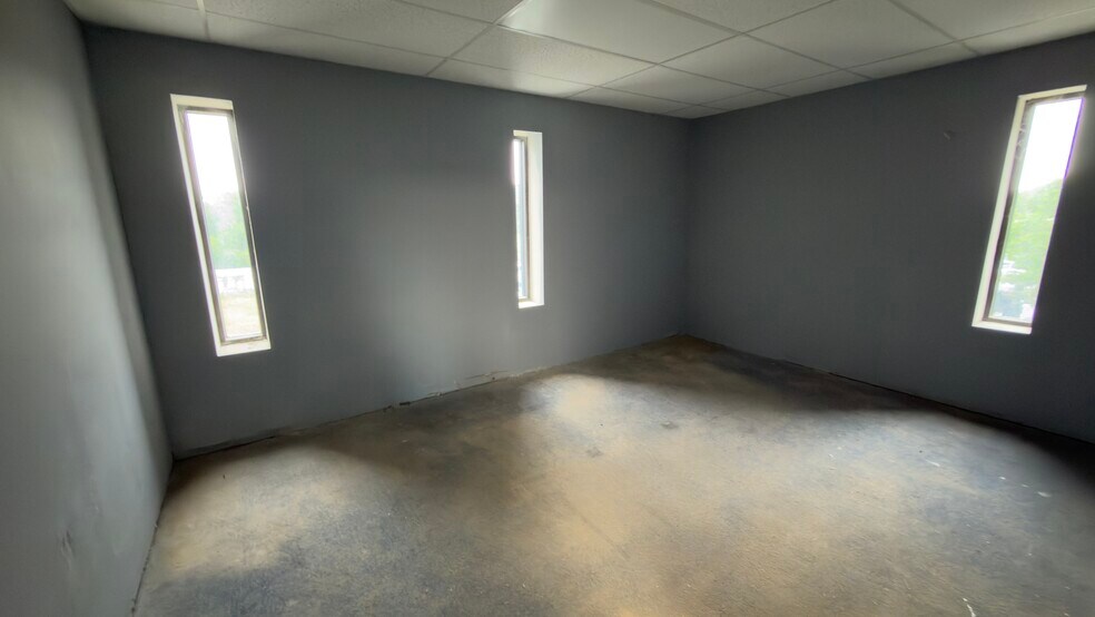 More Photos Of 2800 Delano St, Pensacola Warehouse For Lease