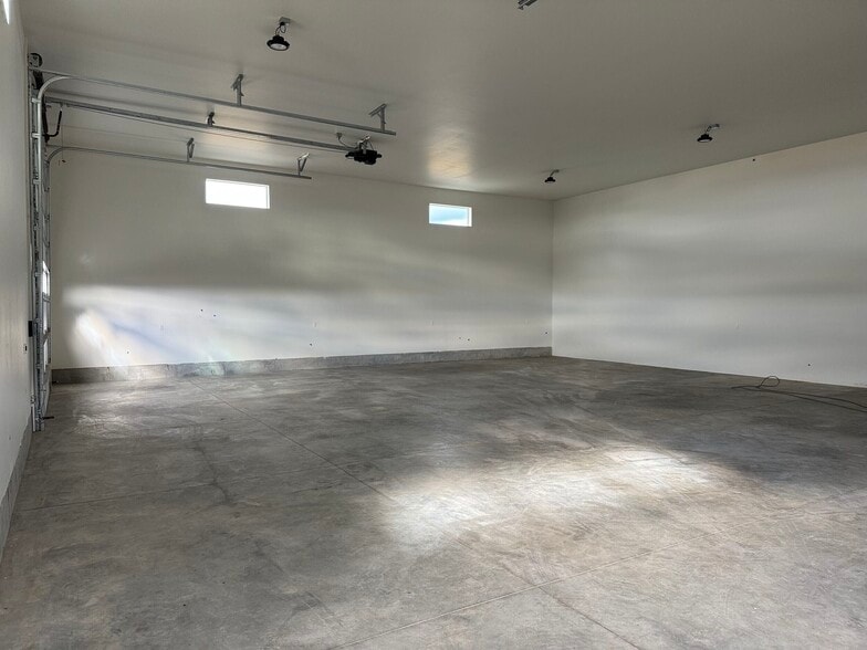 More Photos Of 3141 Bellanca, Hayden Industrial For Lease