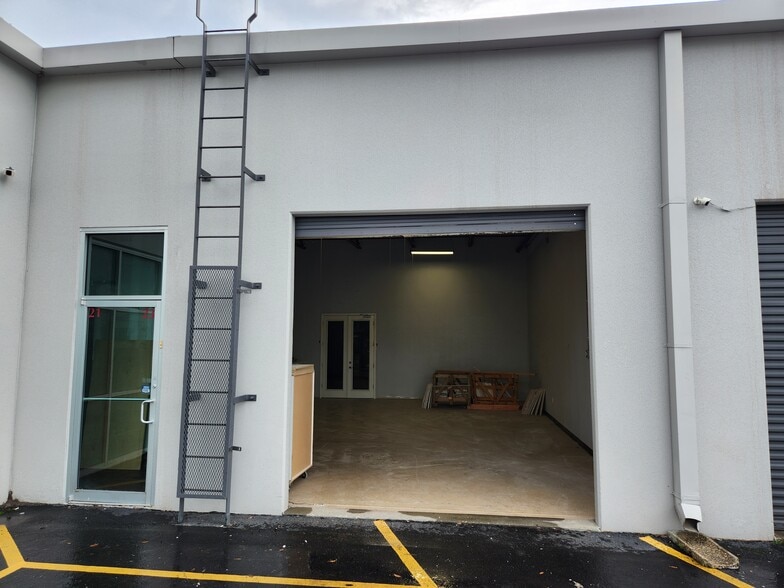More Photos Of 7901 Kingspointe Pky, Orlando Showroom For Sale