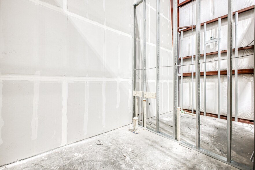 More Photos Of 10100 Railroad Dr., El Paso Warehouse For Lease