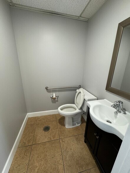 More Photos Of 550 Balmoral Cir N, Jacksonville Medical For Sale