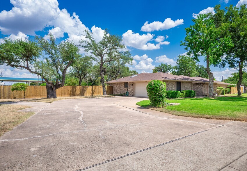 More Photos Of 1702 Lone Oak Dr, Leander Flex For Sale