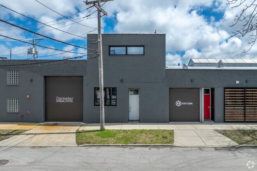More Photos Of 2324 W Fulton St, Chicago Showroom For Sale