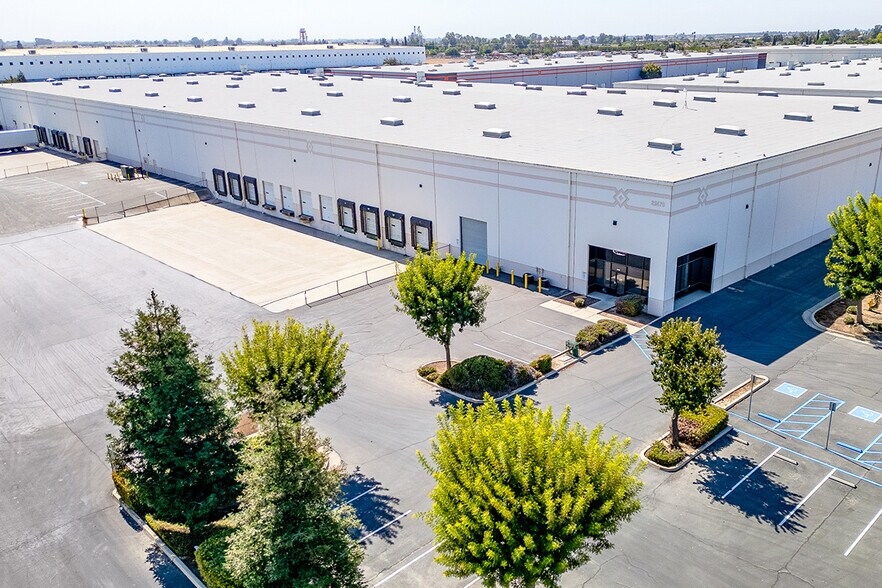 More Photos Of 2247 N Plaza Dr, Visalia Distribution For Lease