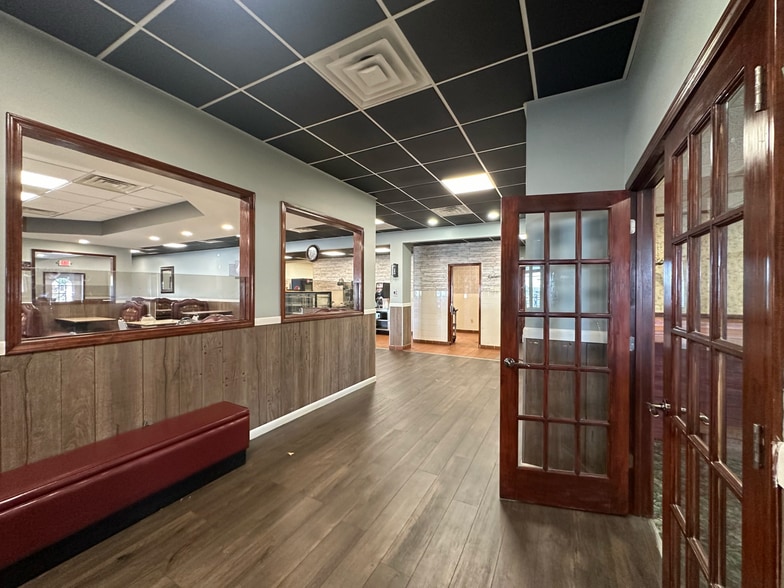 More Photos Of 102 E Park St, Taylorville Freestanding For Sale