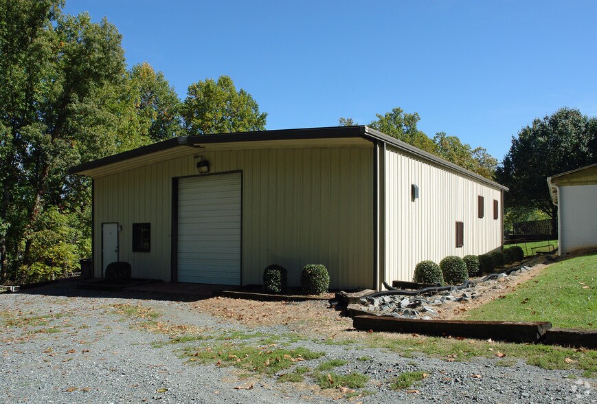 Primary Photo Of 3026C S Main St, Winston-Salem Veterinarian Kennel For Lease
