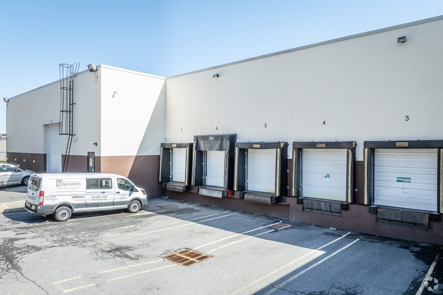 More Photos Of 300 Corporate Dr, Mahwah Warehouse For Lease