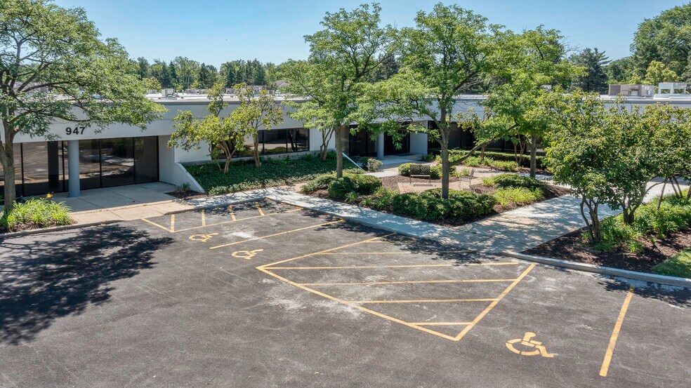 More Photos Of 941-969 Parkview Blvd, Lombard Light Manufacturing For Lease