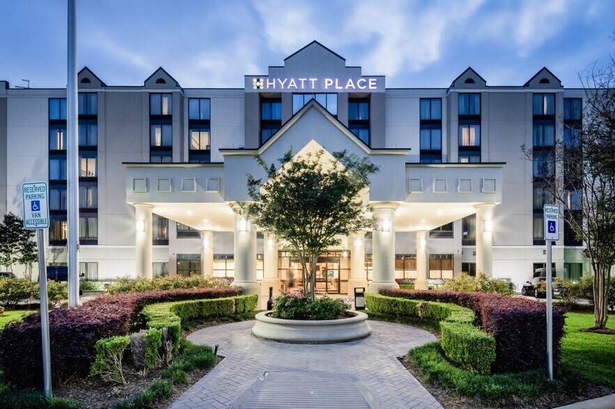 More Photos Of 300 United Leuva Cir, Houston Hotel For Sale