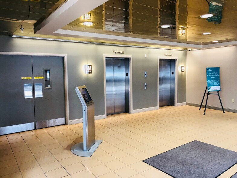 More Photos Of 360 Bloomfield Ave, Windsor Office For Lease