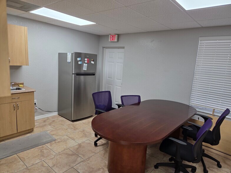 More Photos Of 143 N Oakwood Ave, Brandon Office For Lease