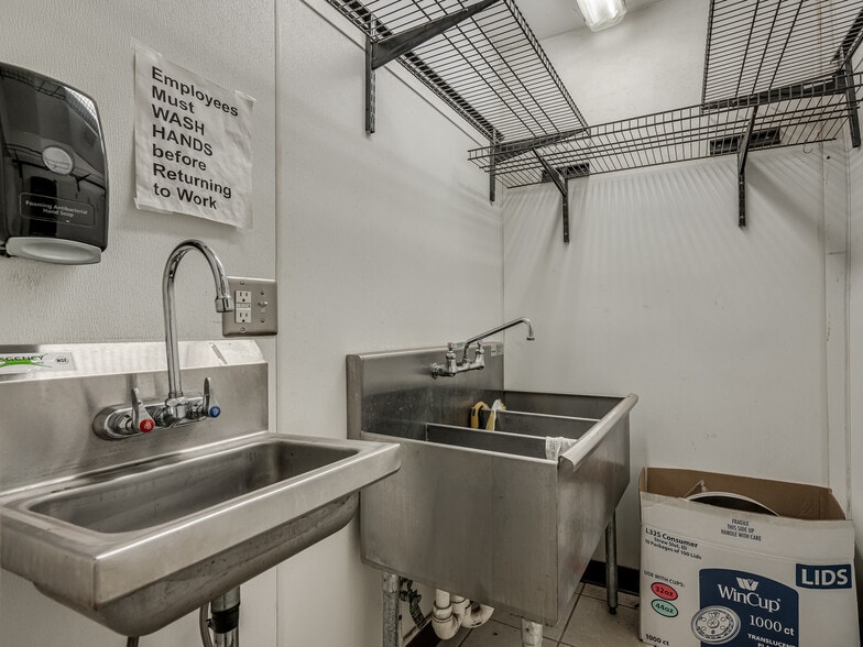 More Photos Of 200 N Broadway Ave, Geary Convenience Store For Sale