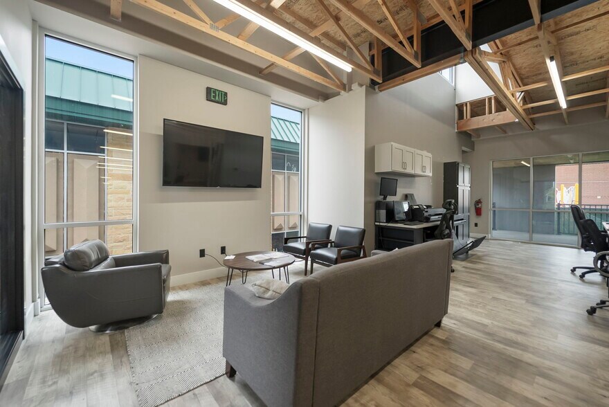 More Photos Of 616 Clay St, Cedar Falls Office For Sale