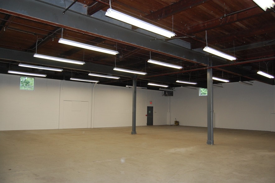 More Photos Of 1 Broad Ave, Fairview Warehouse For Lease