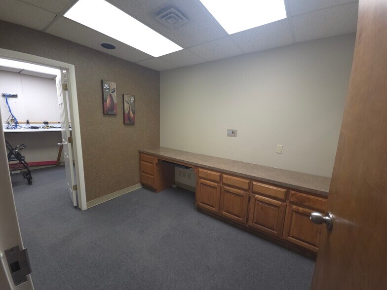 More Photos Of 3100 S Elm Pl, Broken Arrow Medical For Lease