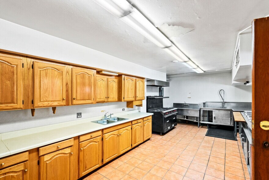 More Photos Of 1701 W Woodlawn Ave, San Antonio Religious Facility For Sale