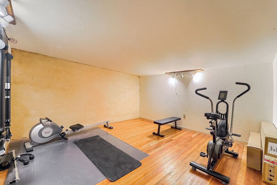 More Photos Of 611 2nd Ave, Longmont Showroom For Sale