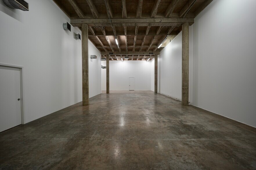 More Photos Of 1824 Spring St, Houston Showroom For Lease