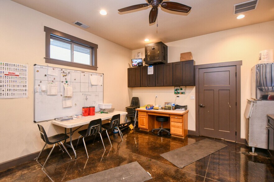 More Photos Of 818 Airport Rd, Pendleton Showroom For Sale