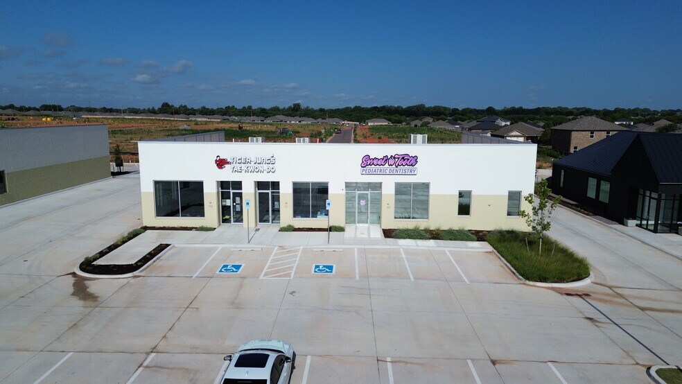 More Photos Of 2725-2801 S Mustang Rd, Yukon Storefront For Lease