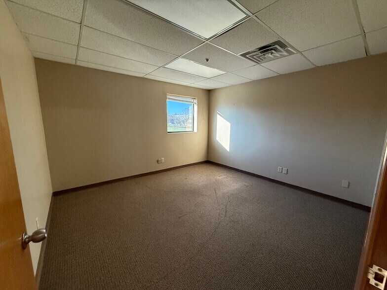 More Photos Of 12635-12651 Hemlock St, Overland Park Showroom For Sale