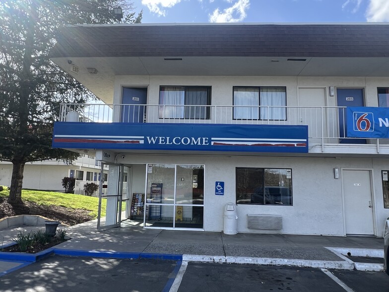 Primary Photo Of 1785 S Main St, Yreka Hotel For Sale