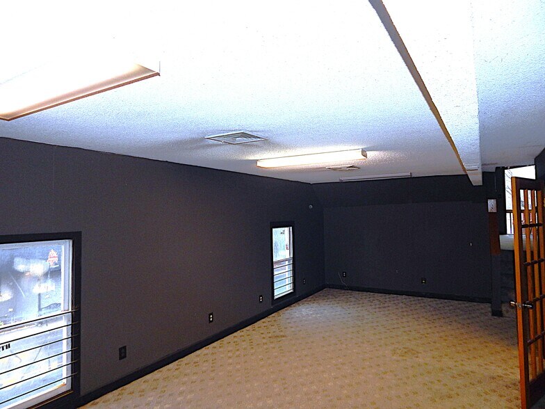 More Photos Of 83 Main St, Deep River General Retail For Lease