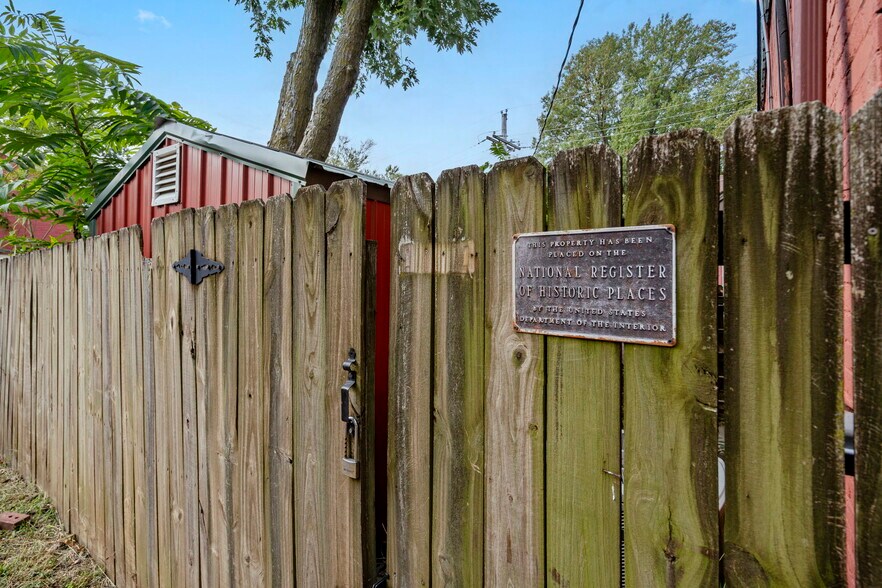 More Photos Of 901 Franklin Ave, Lexington General Retail For Sale