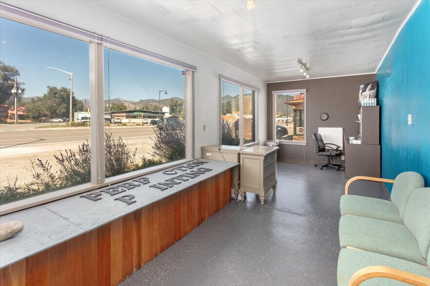 More Photos Of 249 W Rainbow Blvd, Salida Flex For Sale