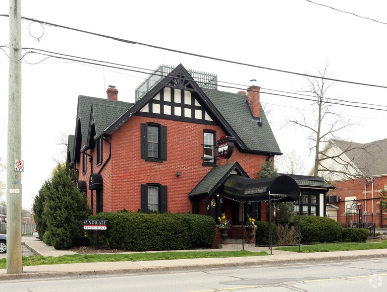 More Photos Of 13 Mountain St, Grimsby Restaurant For Lease