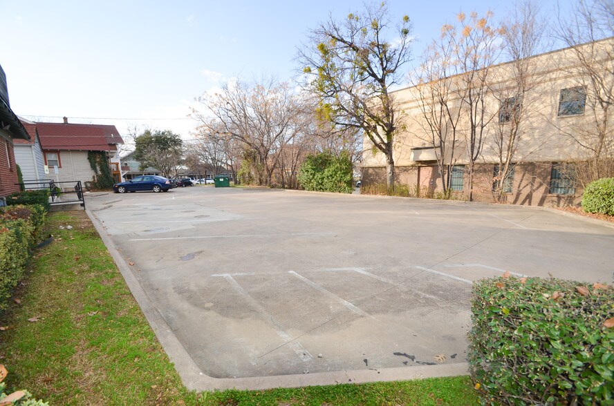 More Photos Of 304 W Cannon St, Fort Worth Restaurant For Sale