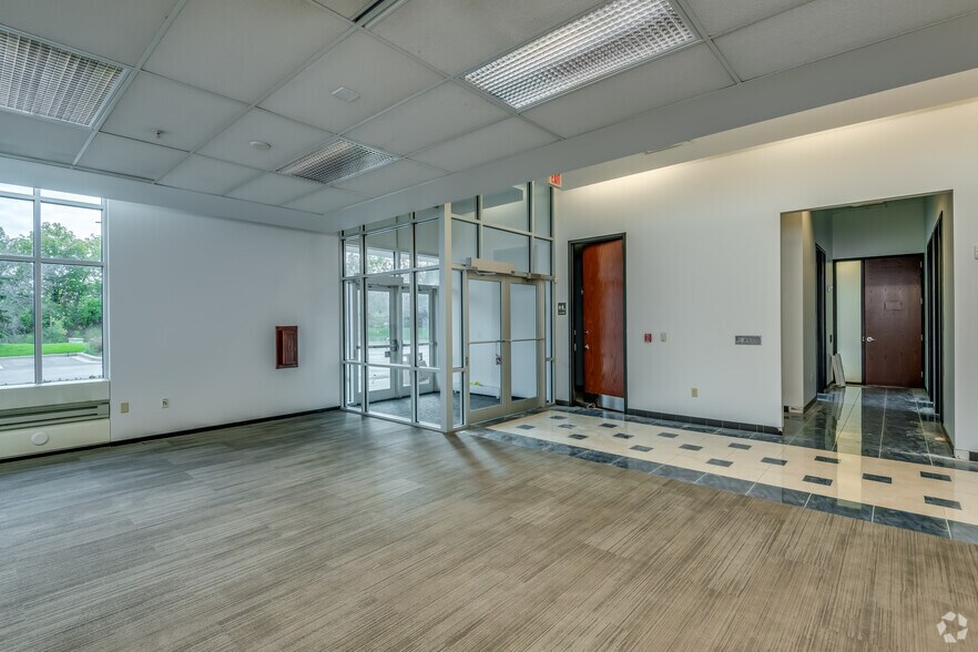 More Photos Of W233N2095 Ridgeview Pky, Waukesha Warehouse For Lease