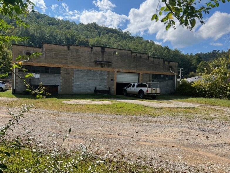 More Photos Of 2841 N Main St, Hazard Light Manufacturing For Sale