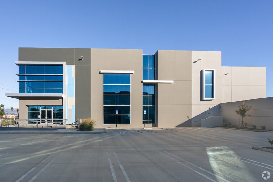 More Photos Of 455 W San Bernardino Ave, Rialto Unknown For Lease