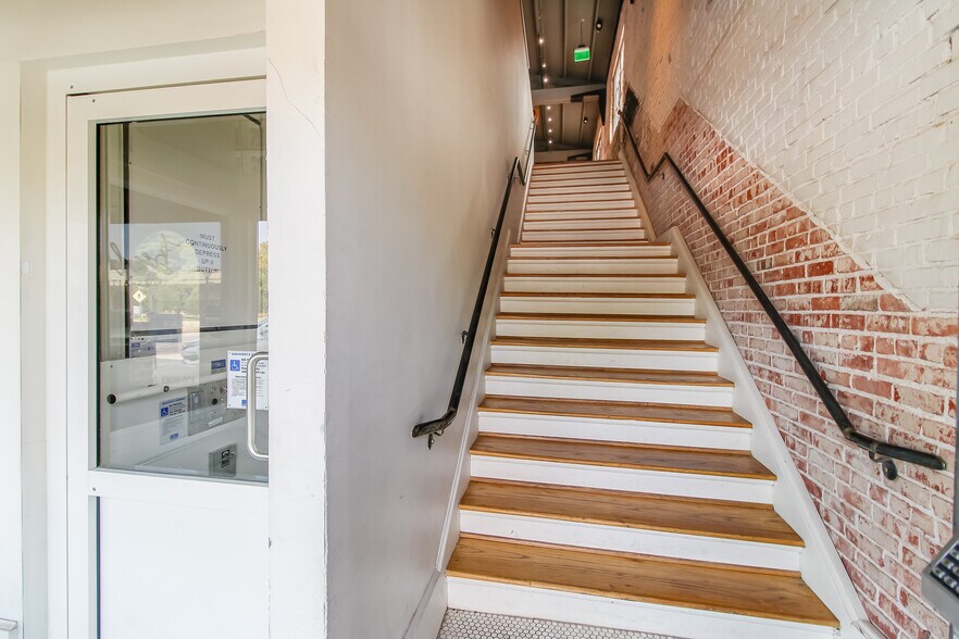 More Photos Of 225 S Knoblock St, Stillwater Storefront For Sale