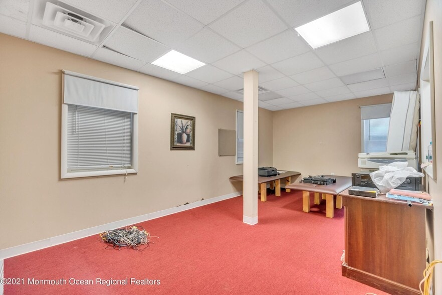 More Photos Of 2101 Lake Rd, Manchester Medical For Sale